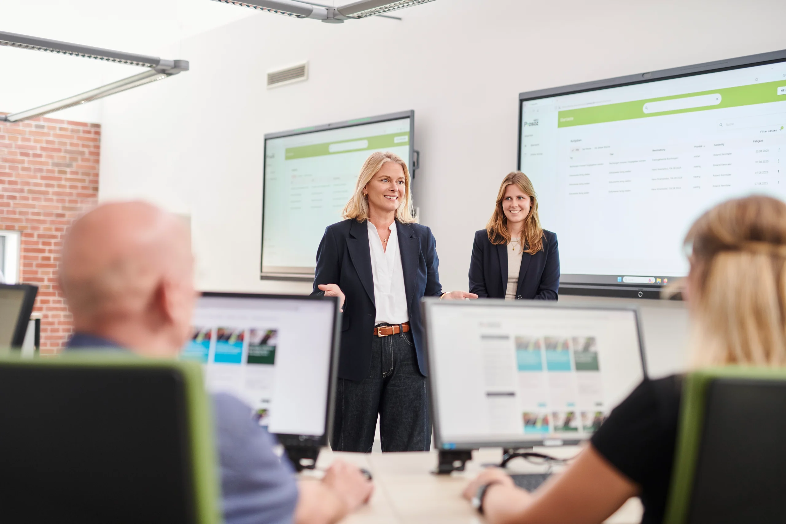 Zwei Frauen halten einen Workshop