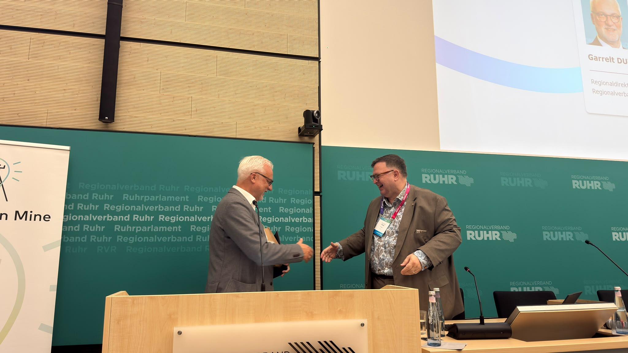 KI-Studienübergabe - KI-Nutzung in den Kommunalverwaltungen des Ruhrgebiets